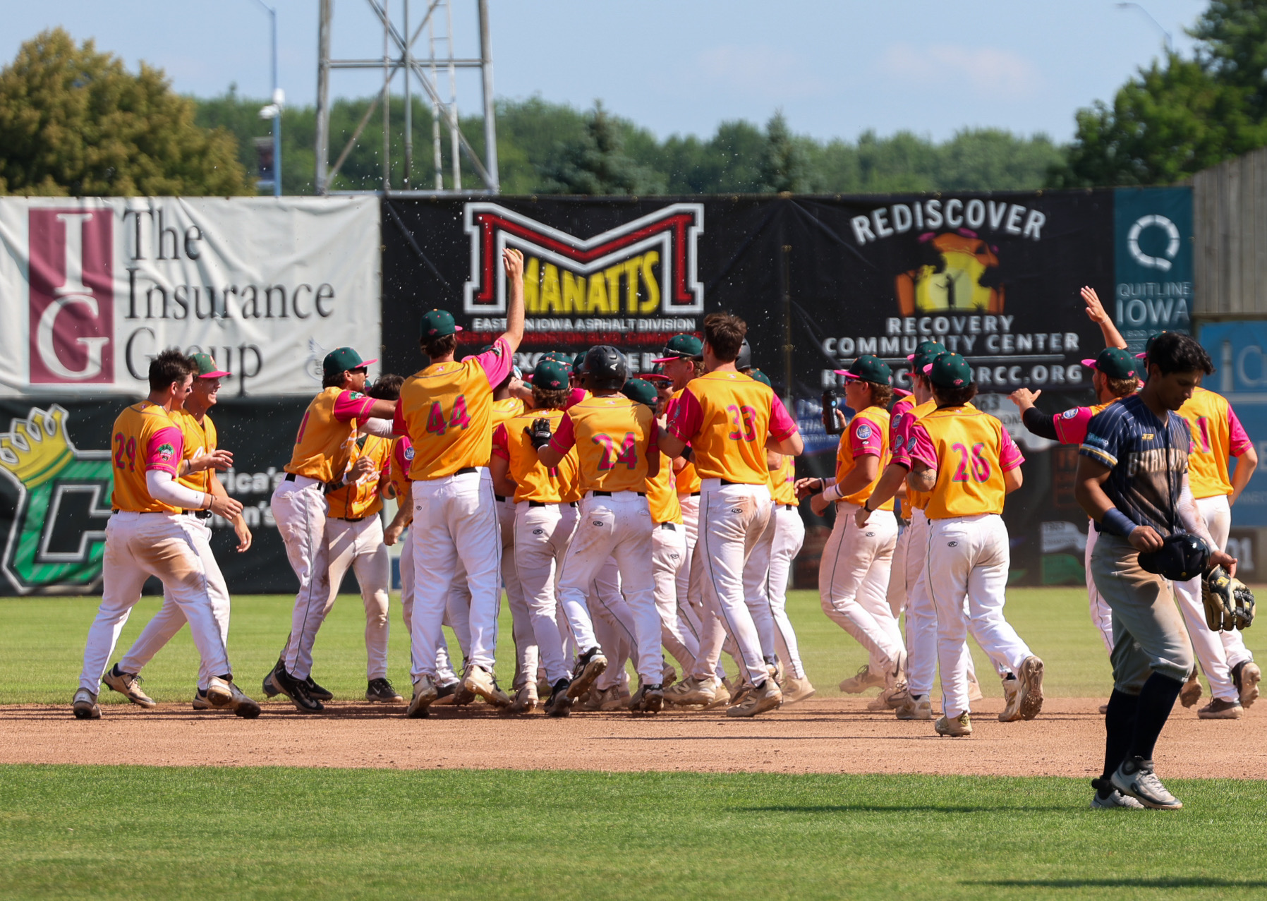 Elotes Sweep Double Header Against Bees, Utilizing Walk Off in Game One and Shutout in Game Two